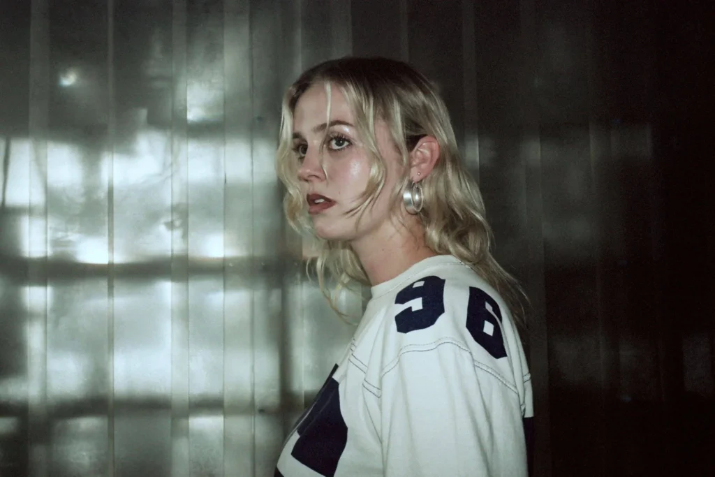 Saskia – saysomething (bite) (Official Video) Saskia – saysomething (bite) (Official Video)